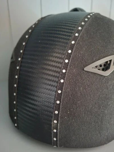 HORKA First Class Paardrijcap - Maat 57 - Carbon Look & Strass - Valvrij!