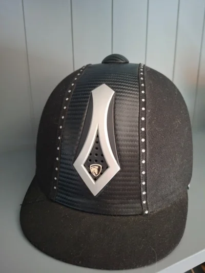 HORKA First Class Paardrijcap - Maat 57 - Carbon Look & Strass - Valvrij!