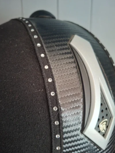 HORKA First Class Paardrijcap - Maat 57 - Carbon Look & Strass - Valvrij!
