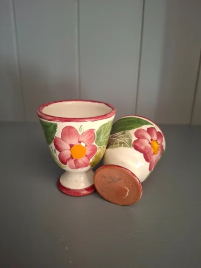 Set van 2 Handgeschilderde Keramische Eierdopjes - Bloemenmotief