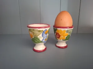 Set van 2 Handgeschilderde Keramische Eierdopjes - Bloemenmotief