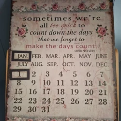 Decoratief Houten Kalenderbord met Spreuk (Vintage Stijl)