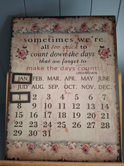 Decoratief Houten Kalenderbord met Spreuk (Vintage Stijl)