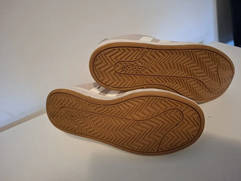 Sneakers Adidas Beige Suède Cloudfoam