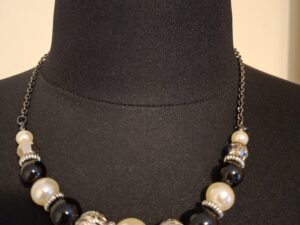 Statement Ketting met Parels, Zwarte Kralen & Filigraan