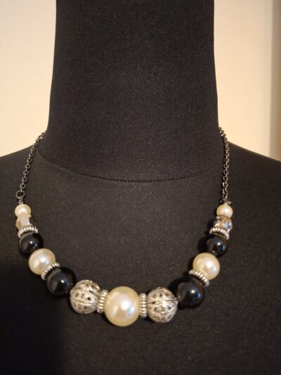 Statement Ketting met Parels, Zwarte Kralen & Filigraan