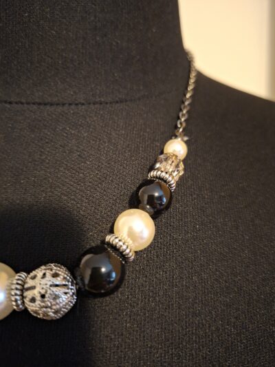 Statement Ketting met Parels, Zwarte Kralen & Filigraan