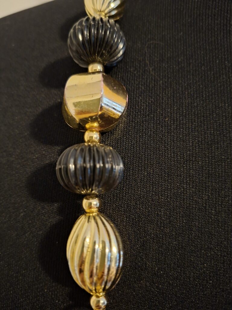 Gelaagde Statement Ketting Goud & Zwart met Grote Kralen