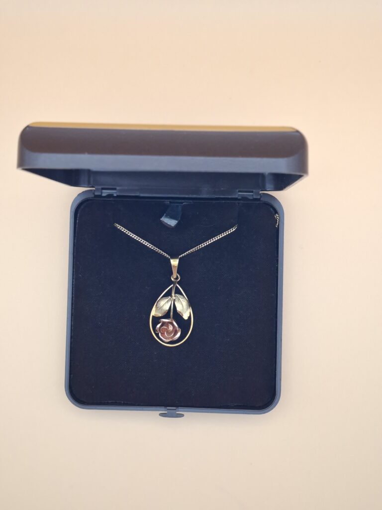 20251123_151024 Verfijnde Vintage Ketting met Tricolor Roos Hanger