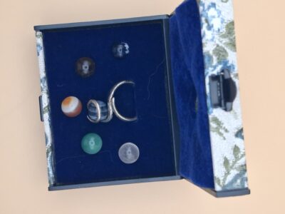 Vintage Ring met 6 Verwisselbare Stenen in Sieradendoos