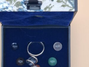 Vintage Ring met 6 Verwisselbare Stenen in Sieradendoos