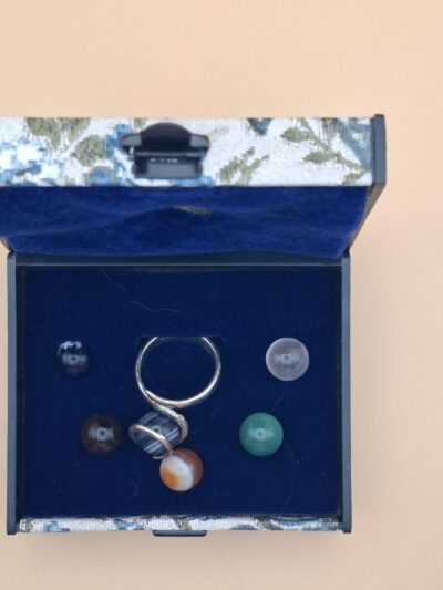 Vintage Ring met 6 Verwisselbare Stenen in Sieradendoos
