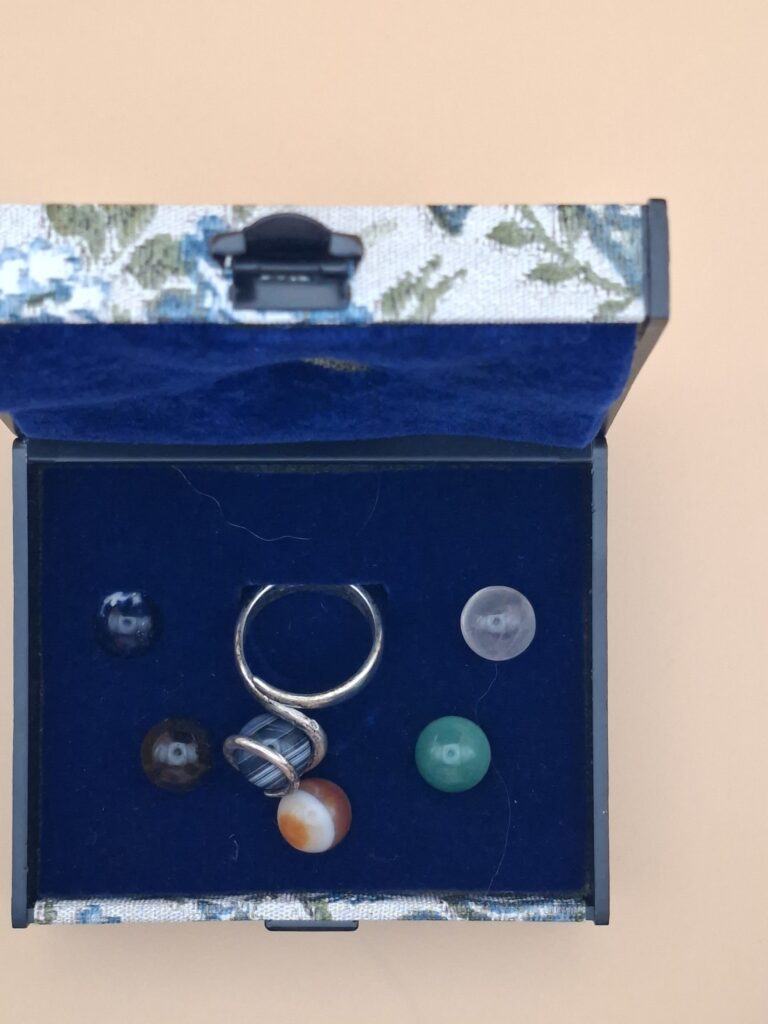 Vintage Ring met 6 Verwisselbare Stenen in Sieradendoos