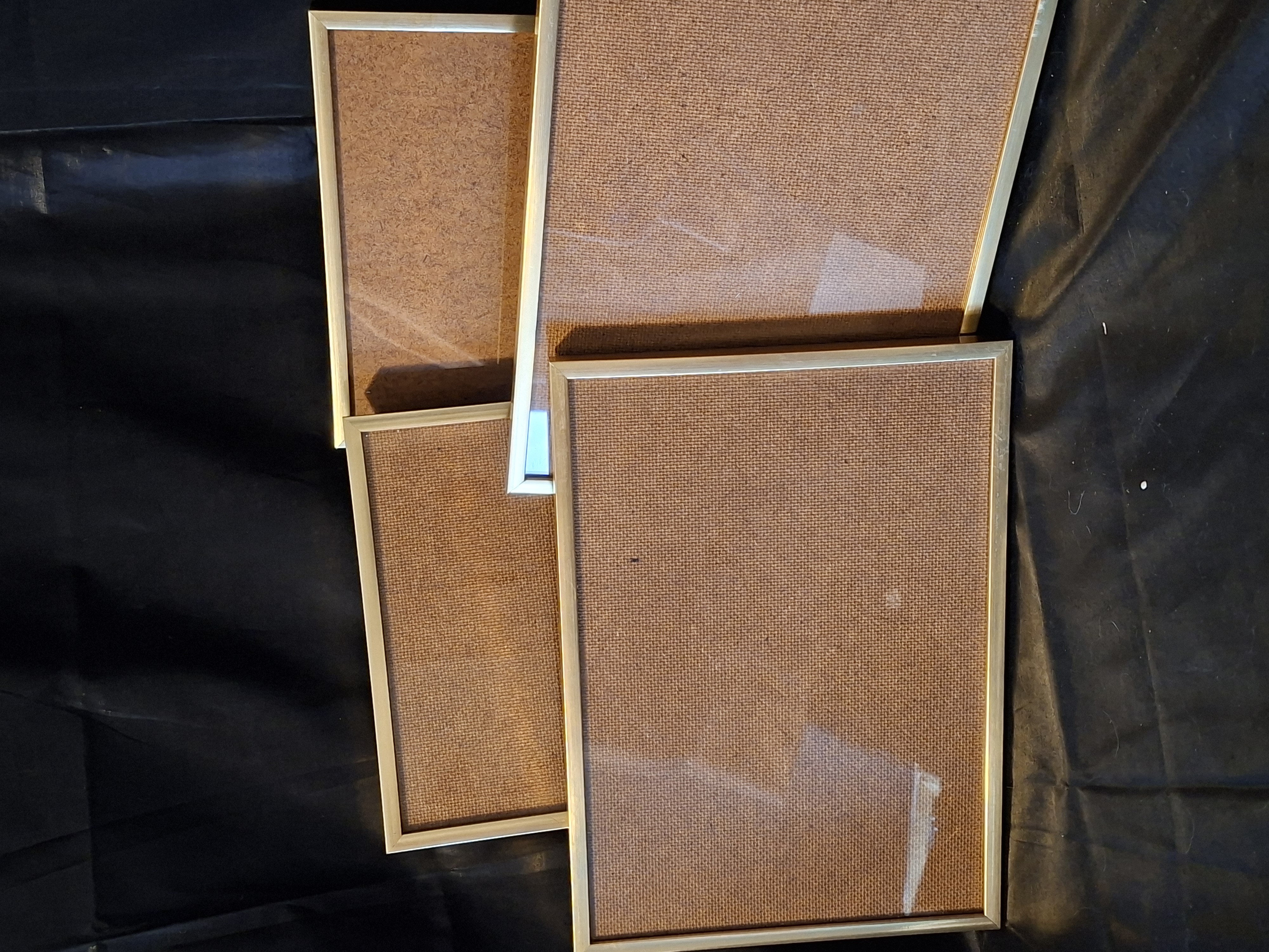 Set van 4 minimalistische fotolijsten in goud/messing. Formaat 20x30 cm. Ideaal voor een fotowand.