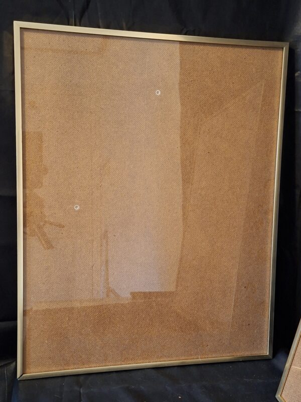 Set van 2 grote minimalistische fotolijsten in goud/messing. Formaat 40x50 cm.