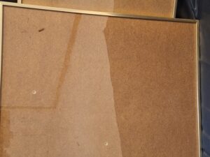 Set van 2 grote minimalistische fotolijsten in goud/messing. Formaat 40x50 cm.