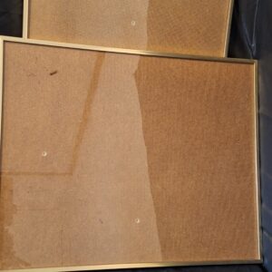 Set van 2 grote minimalistische fotolijsten in goud/messing. Formaat 40x50 cm.