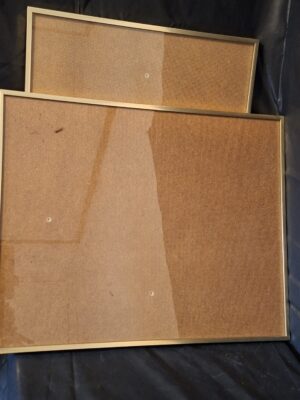 Set van 2 grote minimalistische fotolijsten in goud/messing. Formaat 40x50 cm.