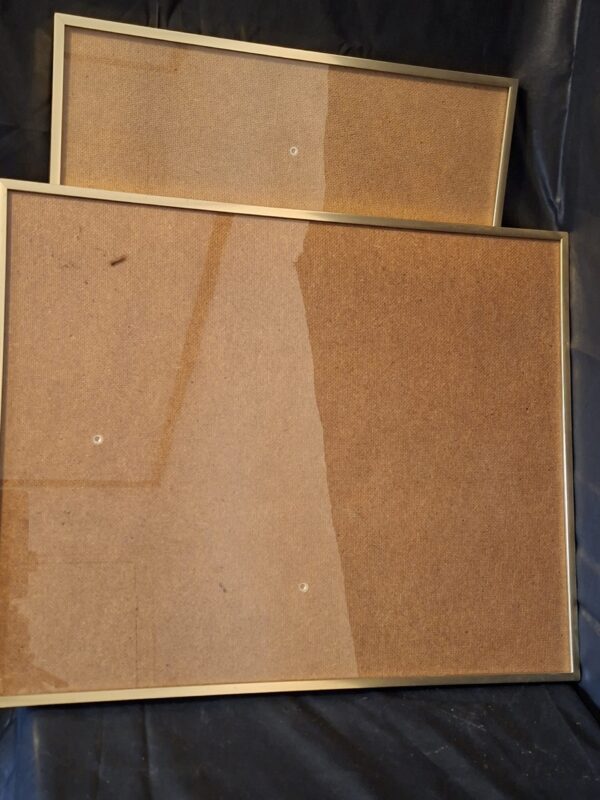 Set van 2 grote minimalistische fotolijsten in goud/messing. Formaat 40x50 cm.