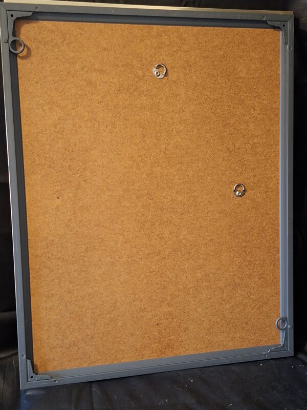 Set van 2 grote minimalistische fotolijsten in goud/messing. Formaat 40x50 cm.