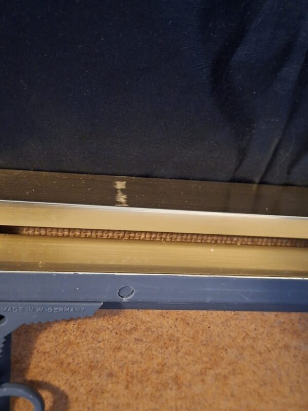 Set van 2 grote minimalistische fotolijsten in goud/messing. Formaat 40x50 cm.