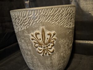 Grote Donkergrijze Plantenpot met Fleur-de-lis (ca. 24 cm hoog)