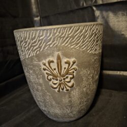 Grote Donkergrijze Plantenpot met Fleur-de-lis (ca. 24 cm hoog)