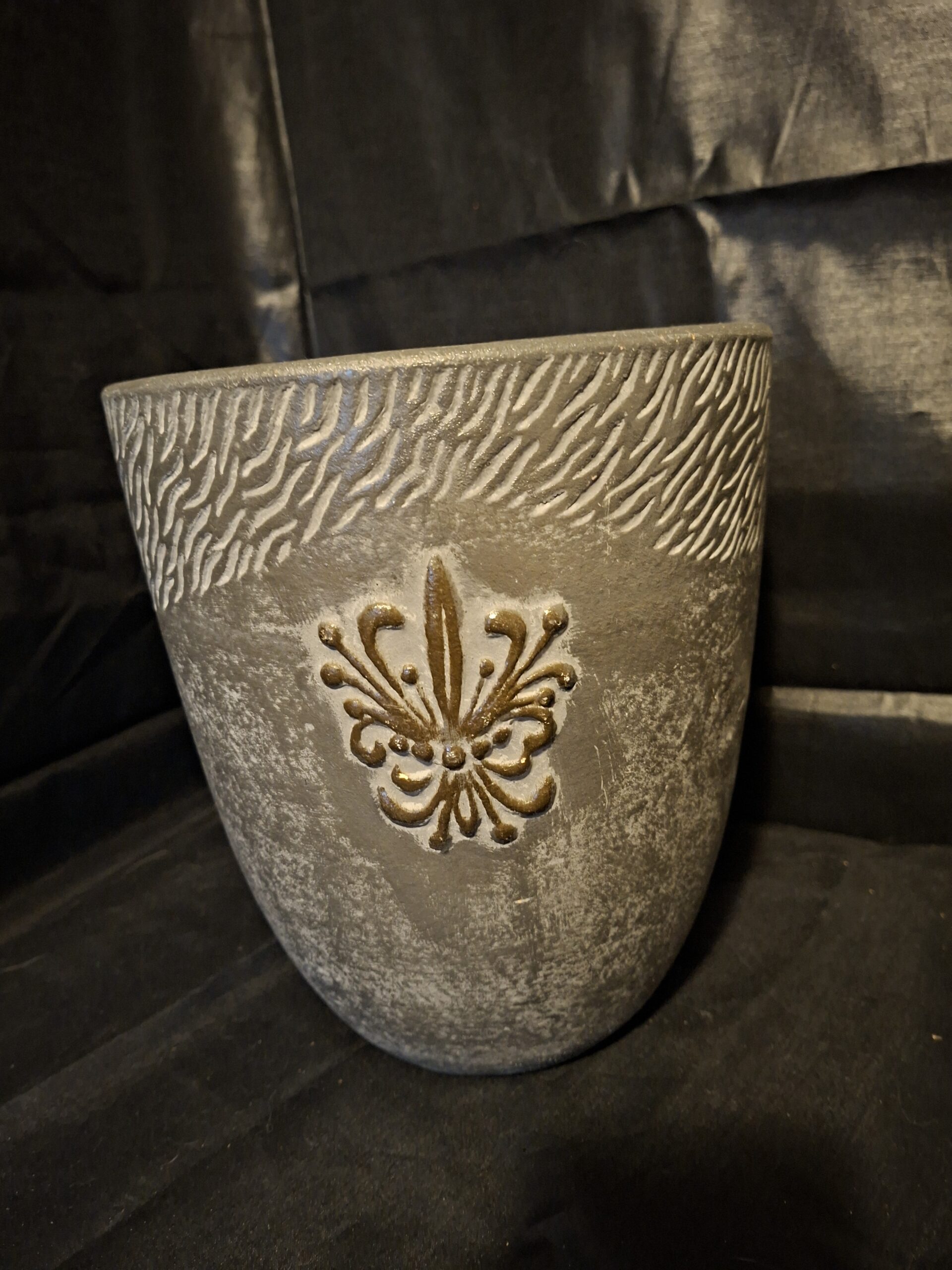Grote Donkergrijze Plantenpot met Fleur-de-lis (ca. 24 cm hoog)