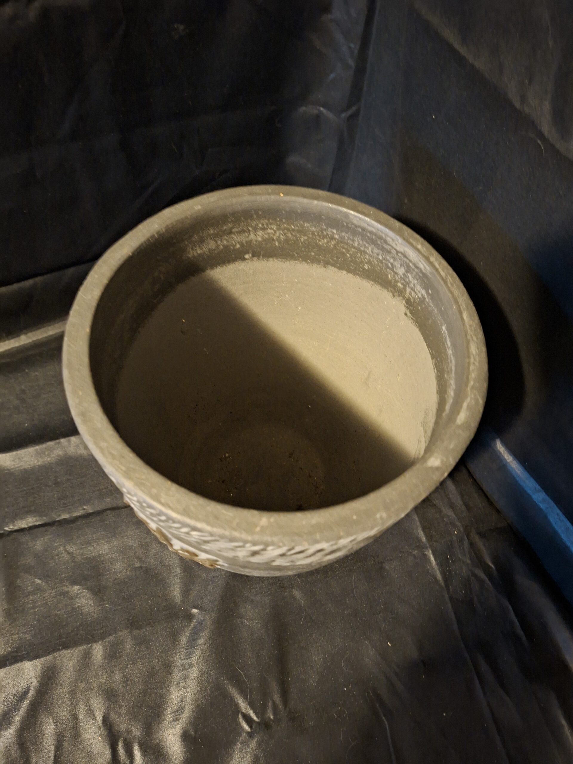 Grote Donkergrijze Plantenpot met Fleur-de-lis (ca. 24 cm hoog) - Afbeelding 2