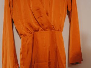 Tess V Oranje Satijnen Wikkeljurk met Trompetmouwen (Maat Small)