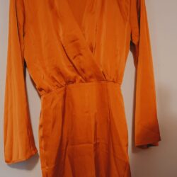 Tess V Oranje Satijnen Wikkeljurk met Trompetmouwen (Maat Small)