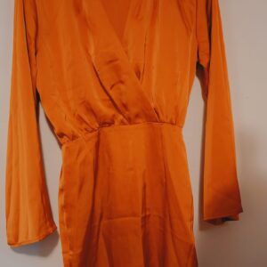 Tess V Oranje Satijnen Wikkeljurk met Trompetmouwen (Maat Small)