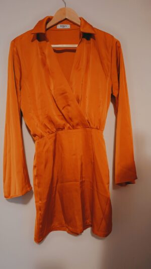 Tess V Oranje Satijnen Wikkeljurk met Trompetmouwen (Maat Small)