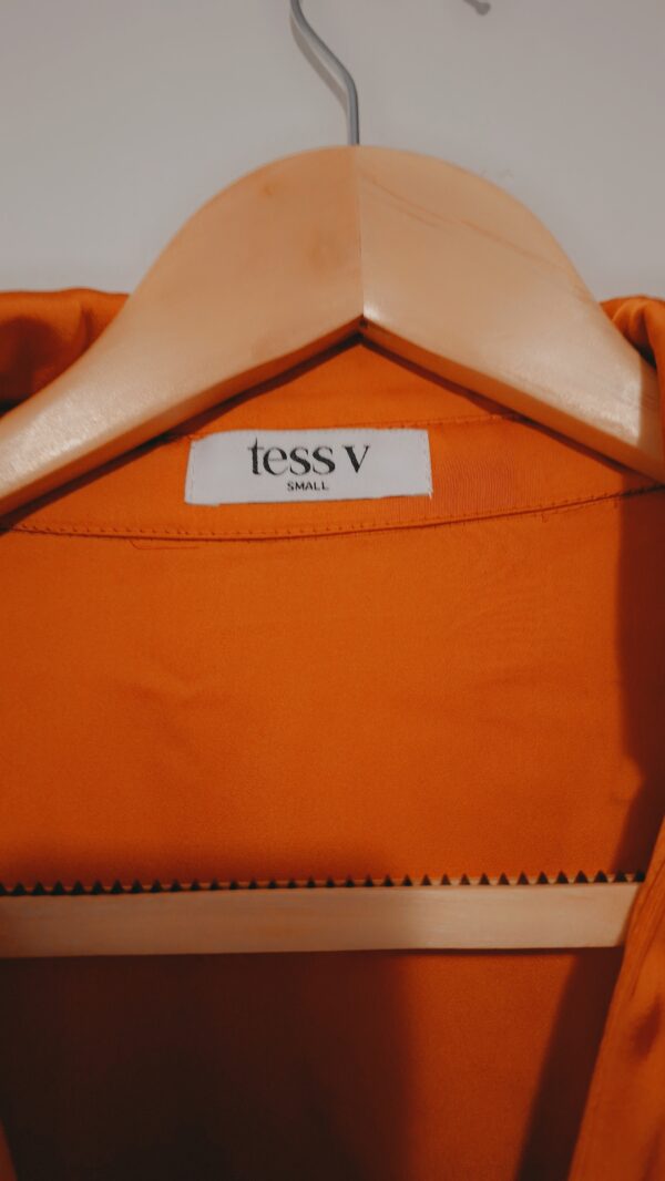 20251202_162435 Tess V Oranje Satijnen Wikkeljurk met Trompetmouwen (Maat Small)