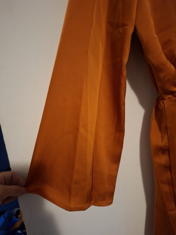 20251202_162502 Tess V Oranje Satijnen Wikkeljurk met Trompetmouwen (Maat Small)