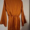 20251202_162513 Tess V Oranje Satijnen Wikkeljurk met Trompetmouwen (Maat Small)