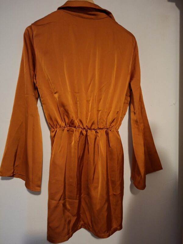 20251202_162513 Tess V Oranje Satijnen Wikkeljurk met Trompetmouwen (Maat Small)