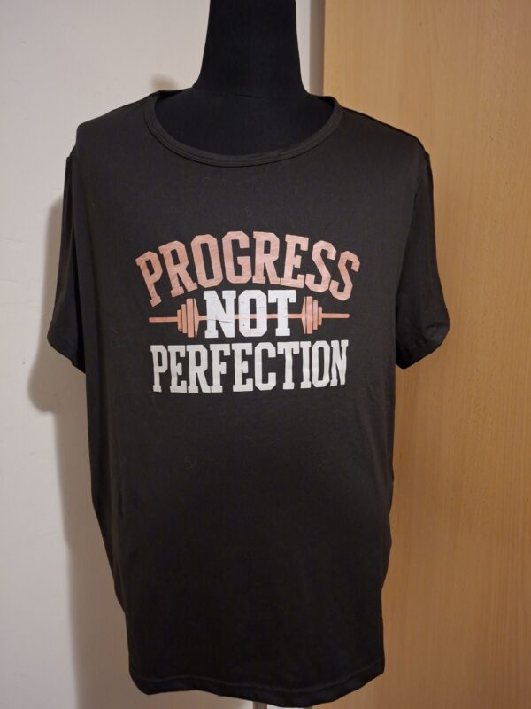 20251209_201210 Zwart T-Shirt Progress Not Perfection Fitness Statement Maat 2XL