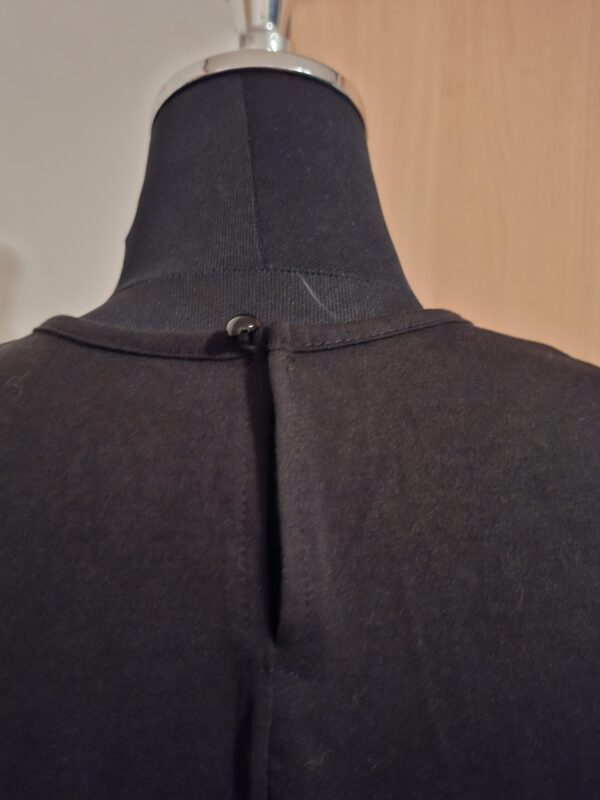 20251209_201658 Zwarte Mouwloze Top met Kant Halslijn Elegant No Label Maat L