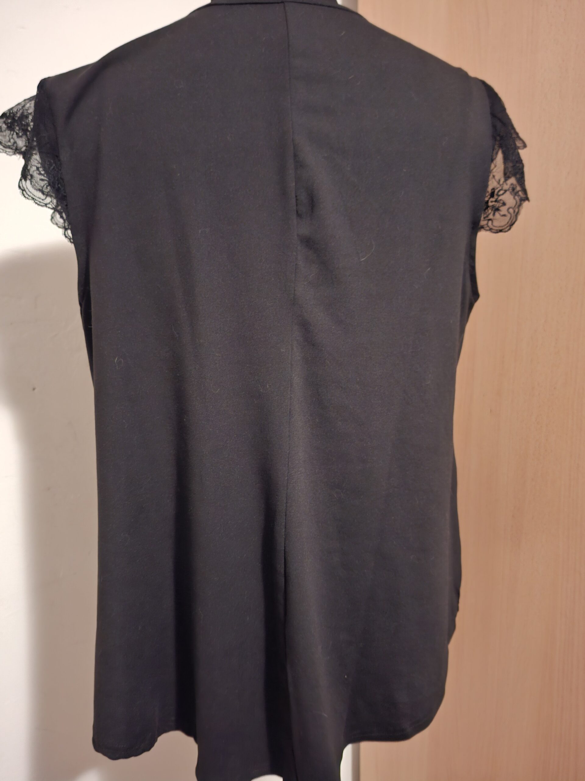 20251209_202038 Zwarte Top met Kant Mouwtjes V-Hals Shein Curve Maat 2XL