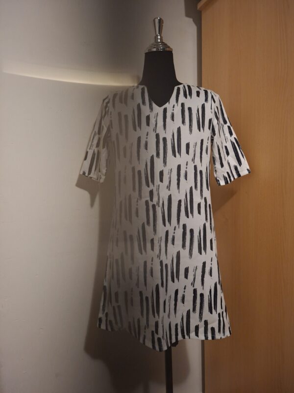 20251210_214258 Witte Jurk met Zwarte Verfstrepen Print Abstract Maat S