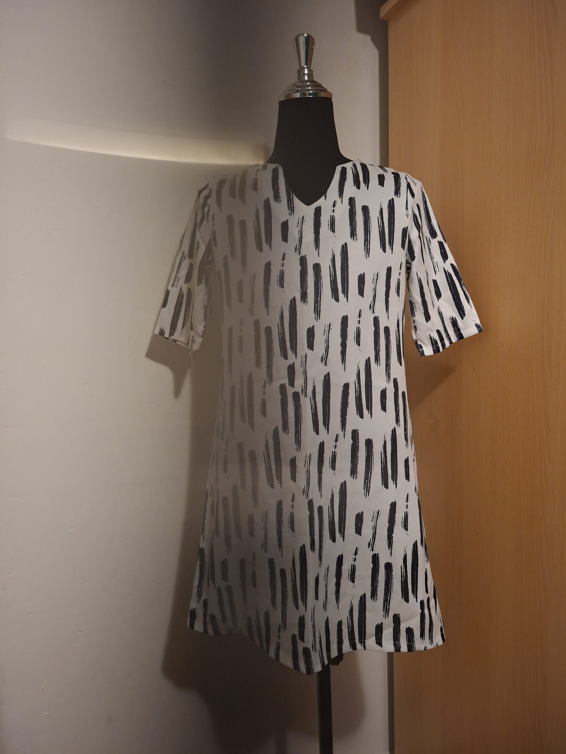 Witte Jurk met Zwarte Verfstrepen Print Abstract Maat S