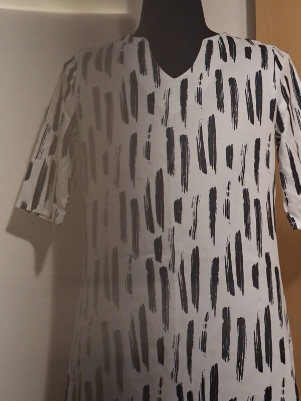 20251210_214310 Witte Jurk met Zwarte Verfstrepen Print Abstract Maat S