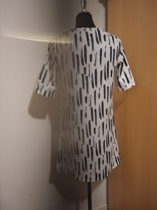 20251210_214328 Witte Jurk met Zwarte Verfstrepen Print Abstract Maat S