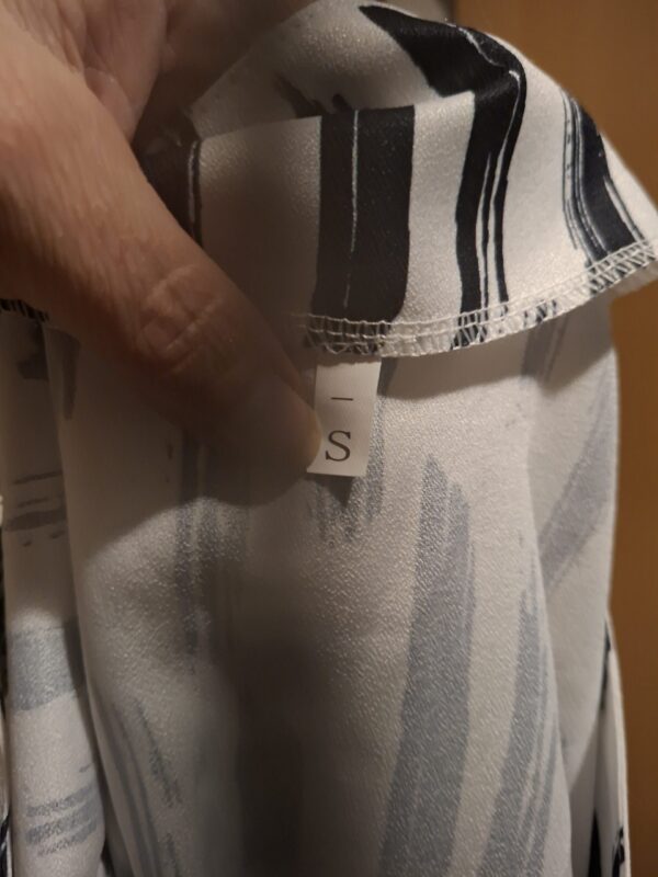 20251210_214506 Witte Jurk met Zwarte Verfstrepen Print Abstract Maat S