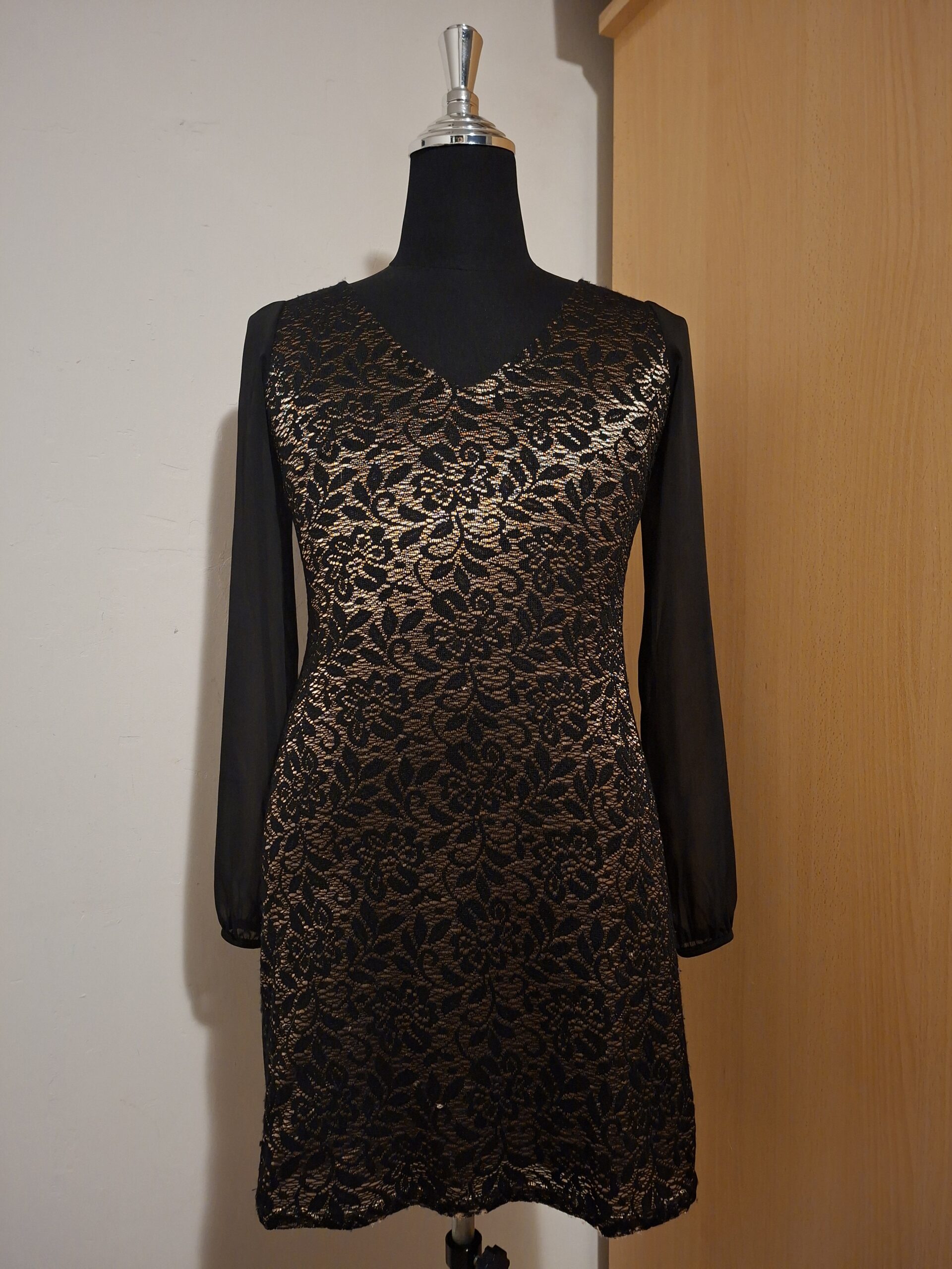 Zwarte Jurk met Goudkleurig Kant Made in France Elegant Maat 36