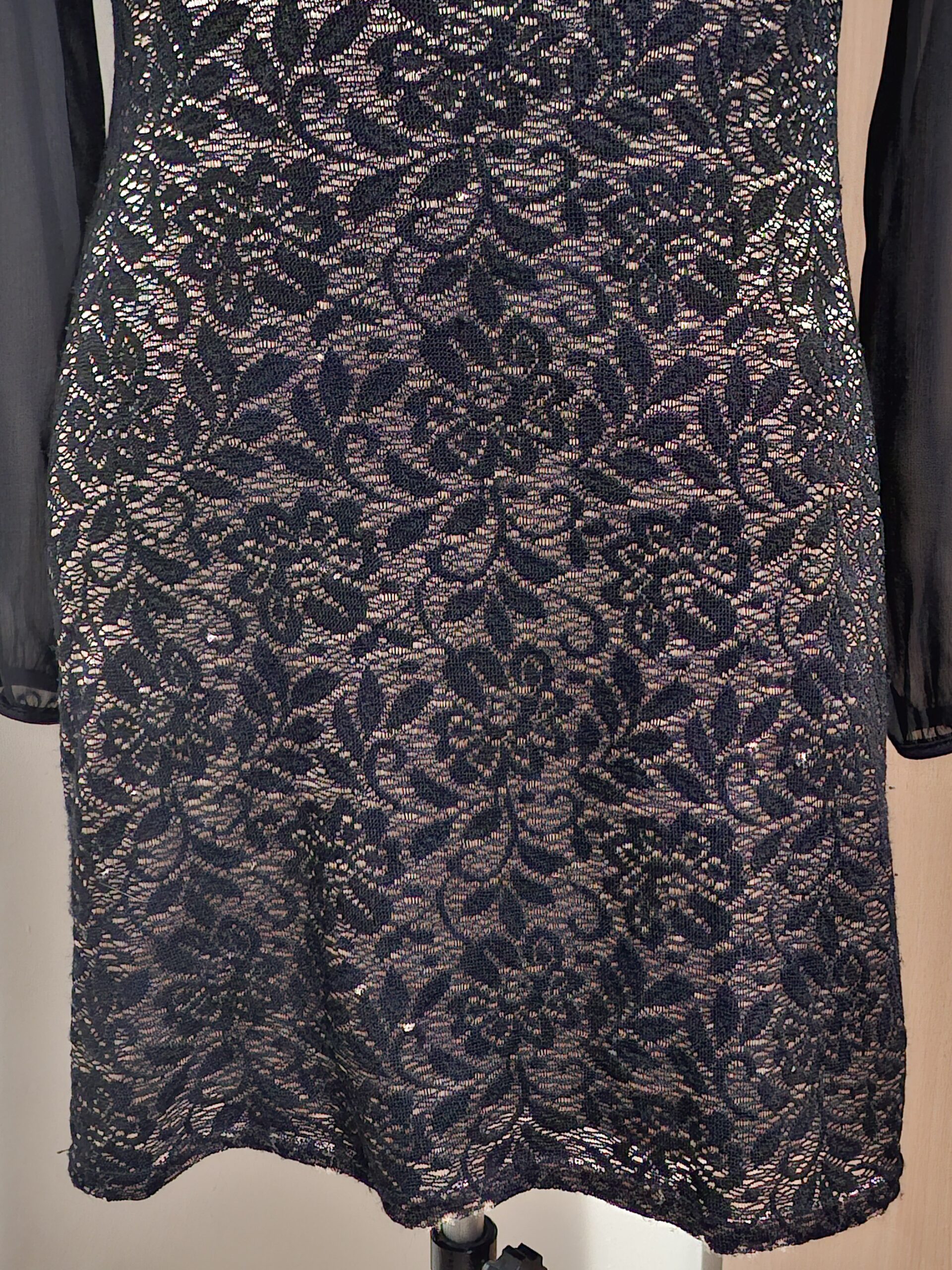 20251210_215918 Zwarte Jurk met Goudkleurig Kant Made in France Elegant Maat 36