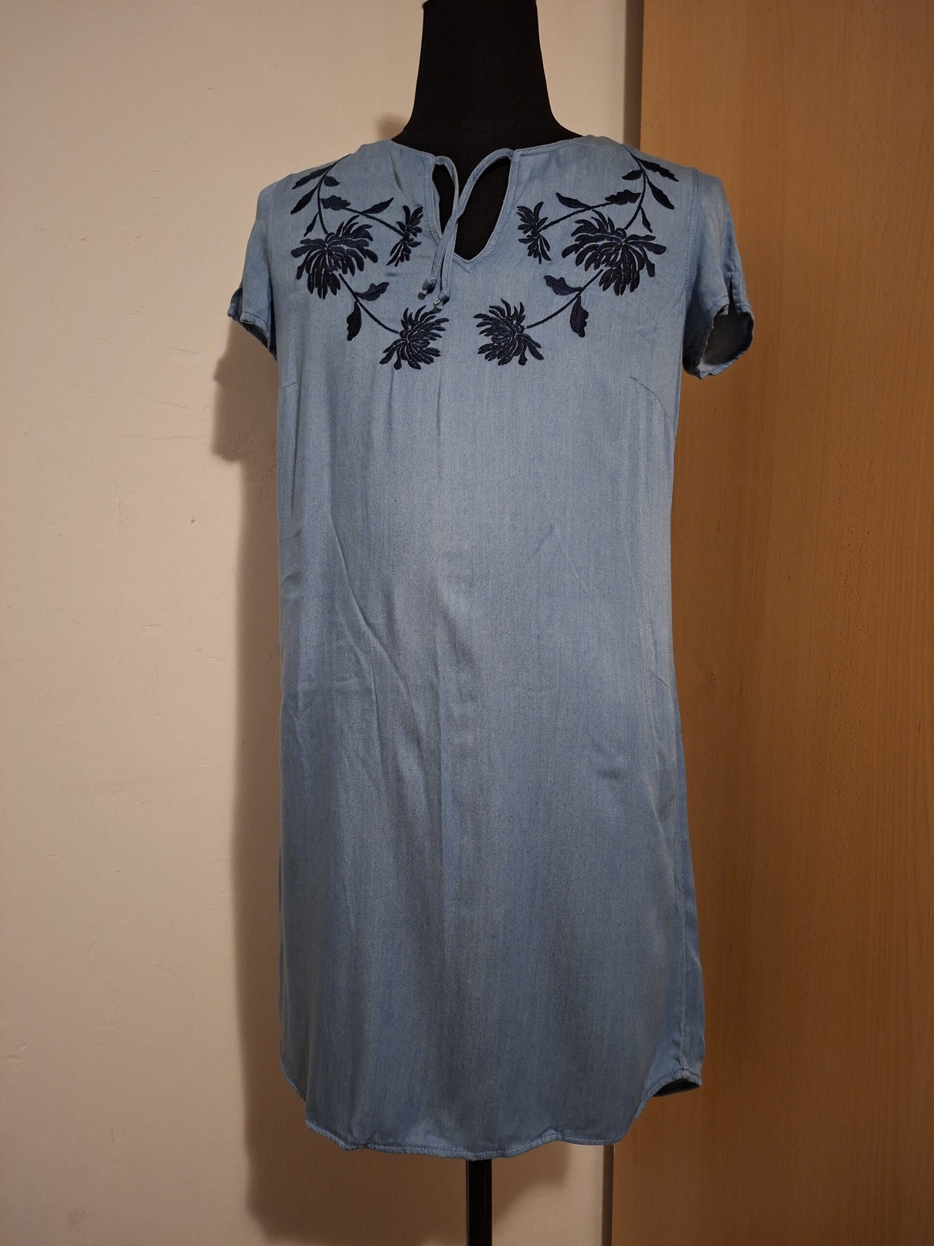 20251210_221030 Lichtblauw Jurkje Comma Bloemen Borduursel Viscose Maat 36