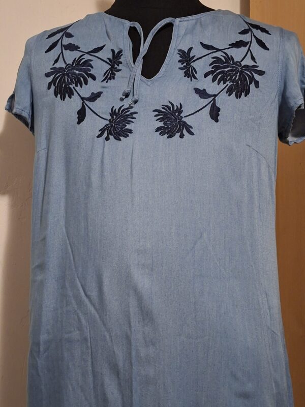 20251210_221044 Lichtblauw Jurkje Comma Bloemen Borduursel Viscose Maat 36