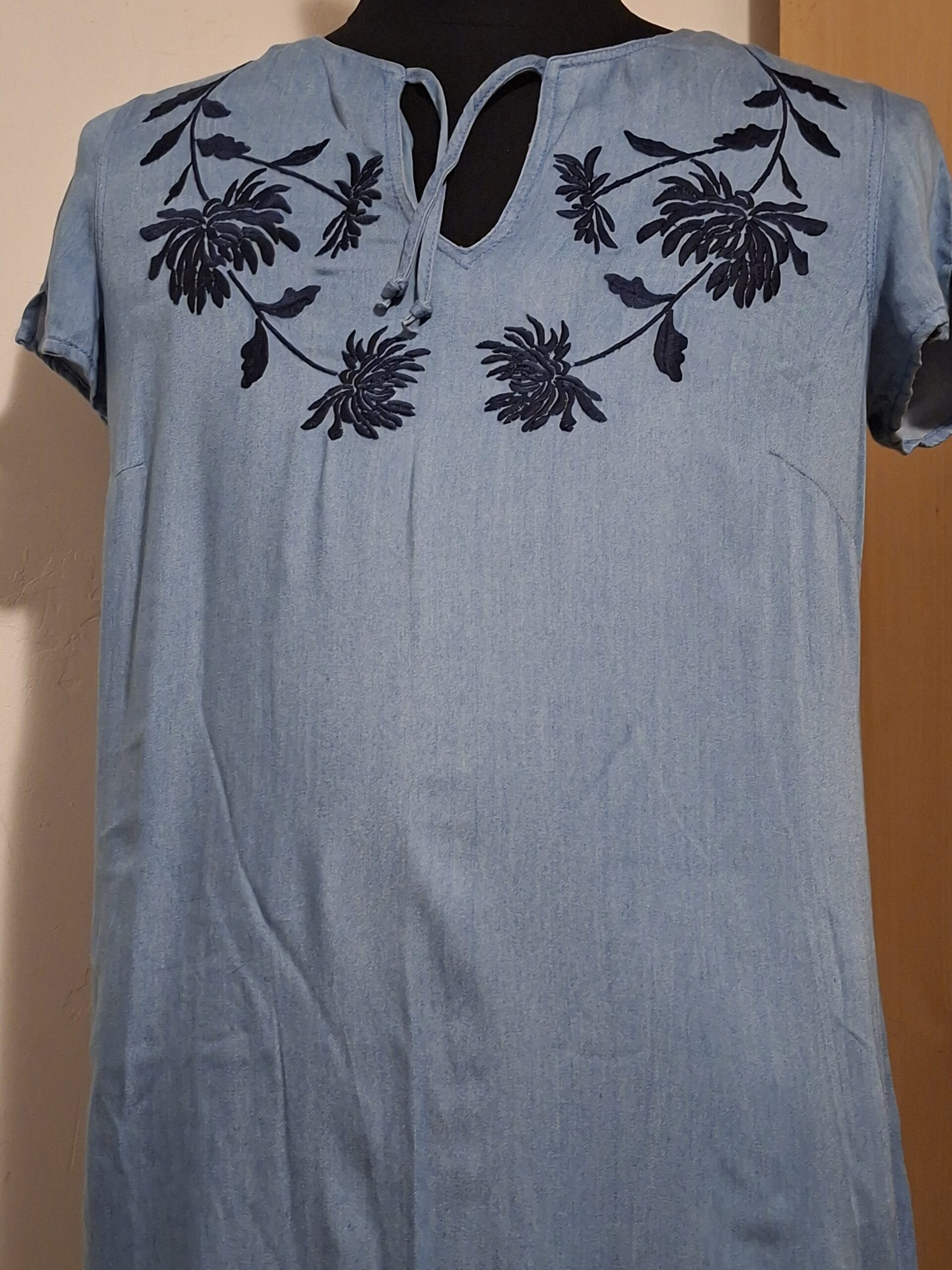 20251210_221044 Lichtblauw Jurkje Comma Bloemen Borduursel Viscose Maat 36